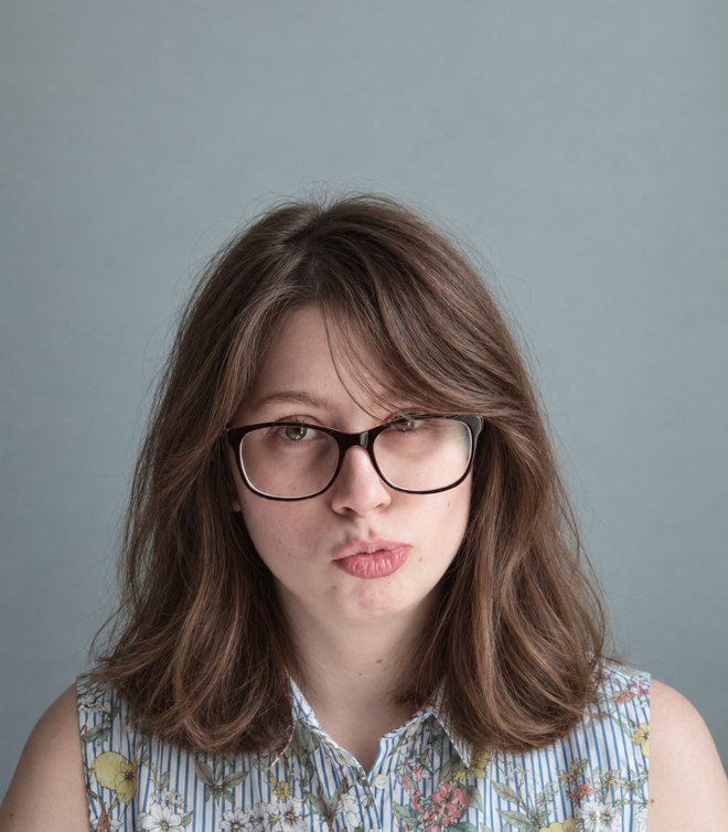 NACHHER: Die langen Spitzen zu einem schulterlangen Long Bob kürzen; den Pony aus den Augen stylen.